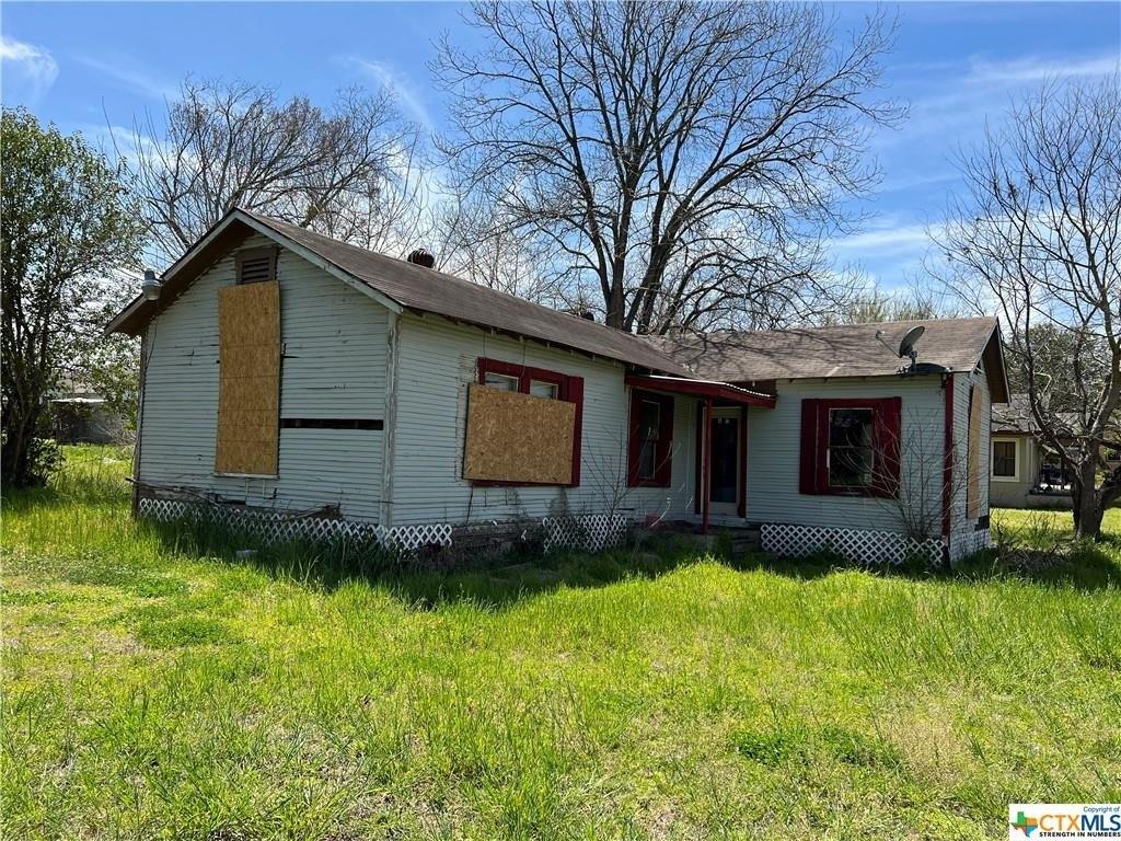 E Austin St, Luling, TX 78648