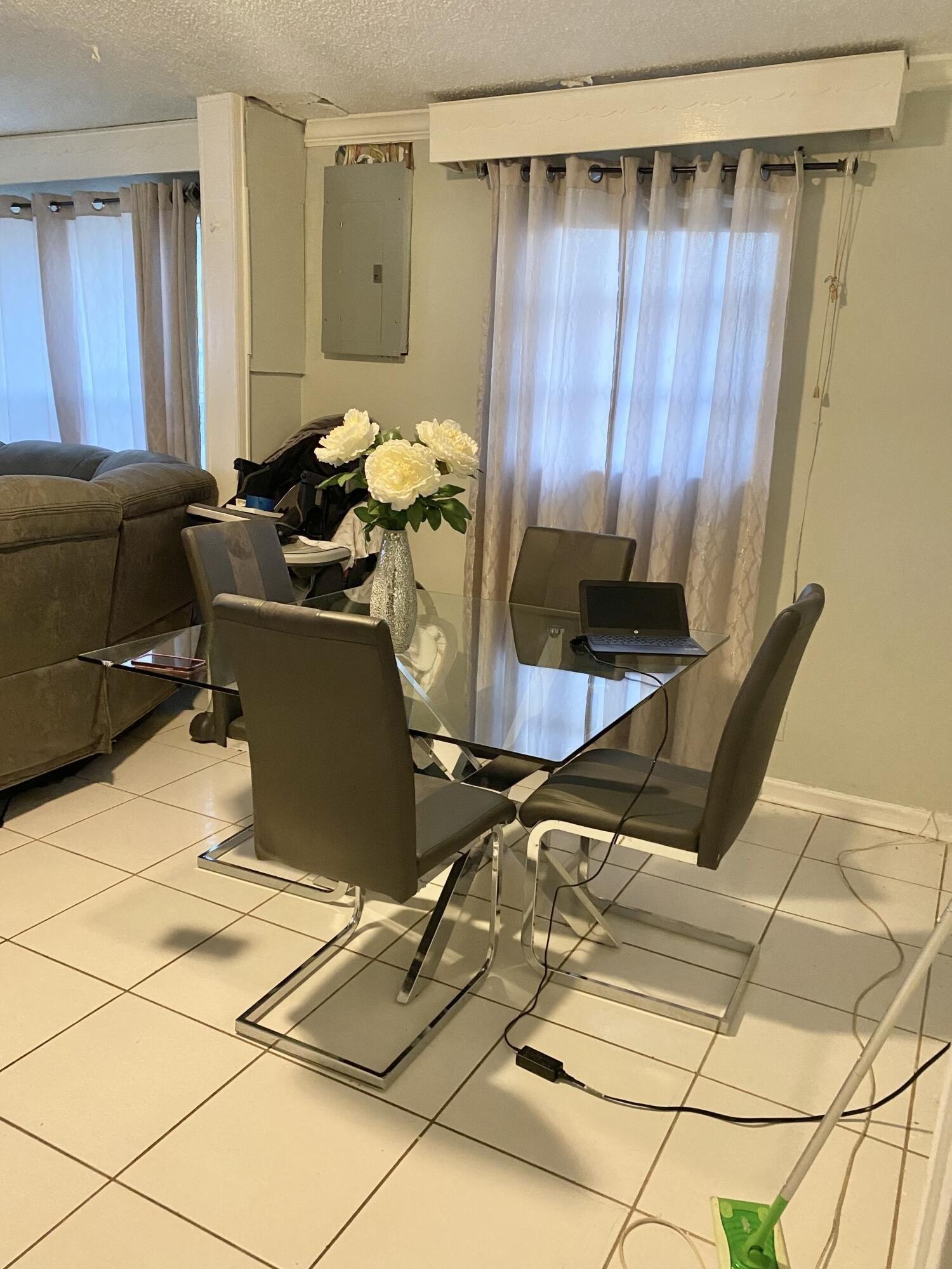 Pinewood Ave, West Palm Beach, FL 33407