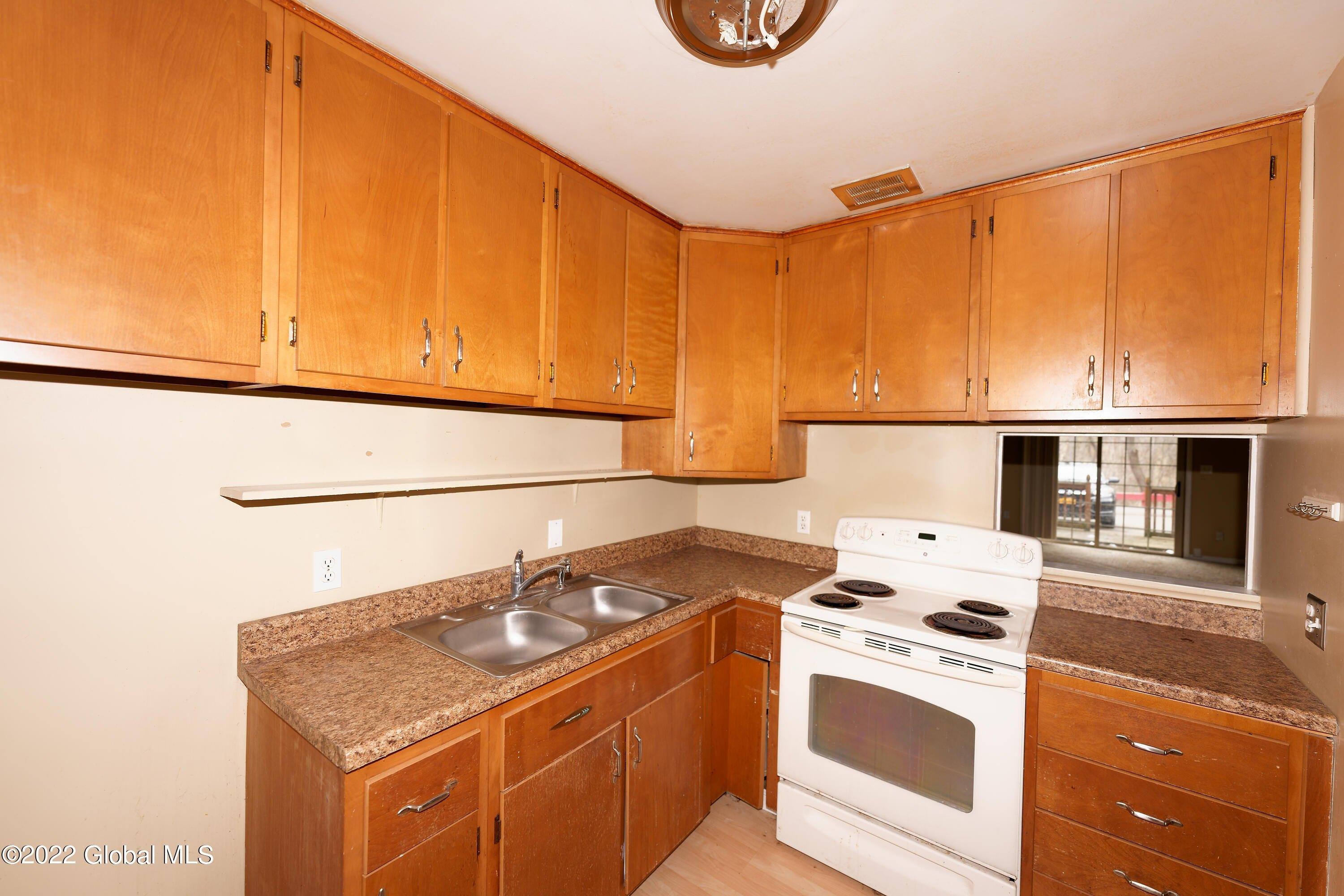Maxwell Dr, Troy, NY 12180