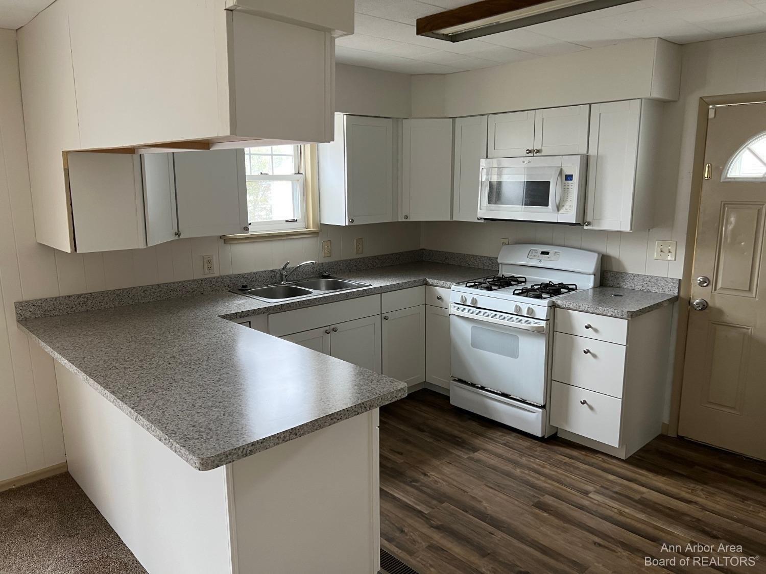 Woodlawn Ave, Ypsilanti, MI 48198