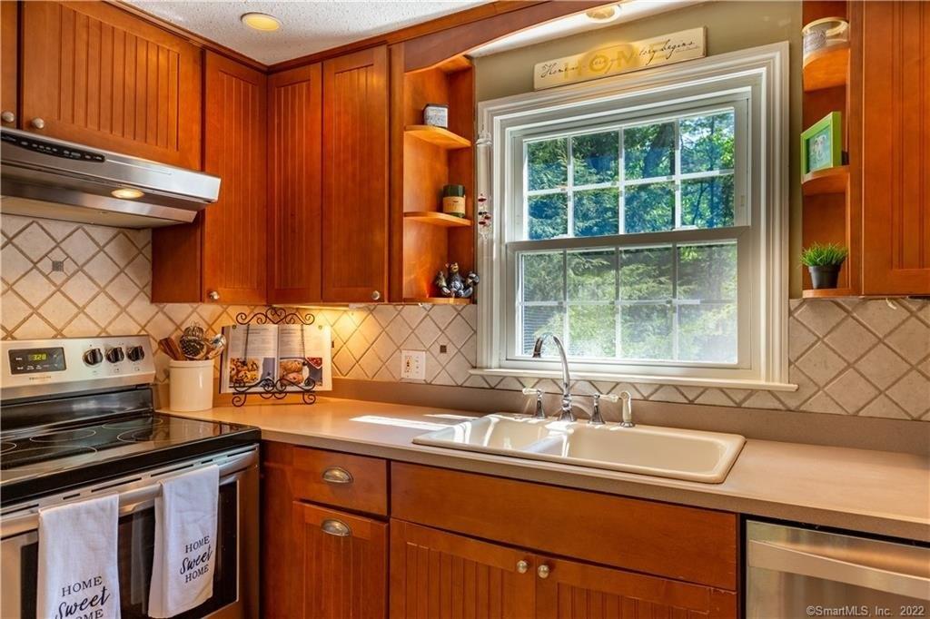 Grimes Brook Pl, Simsbury, CT 06070