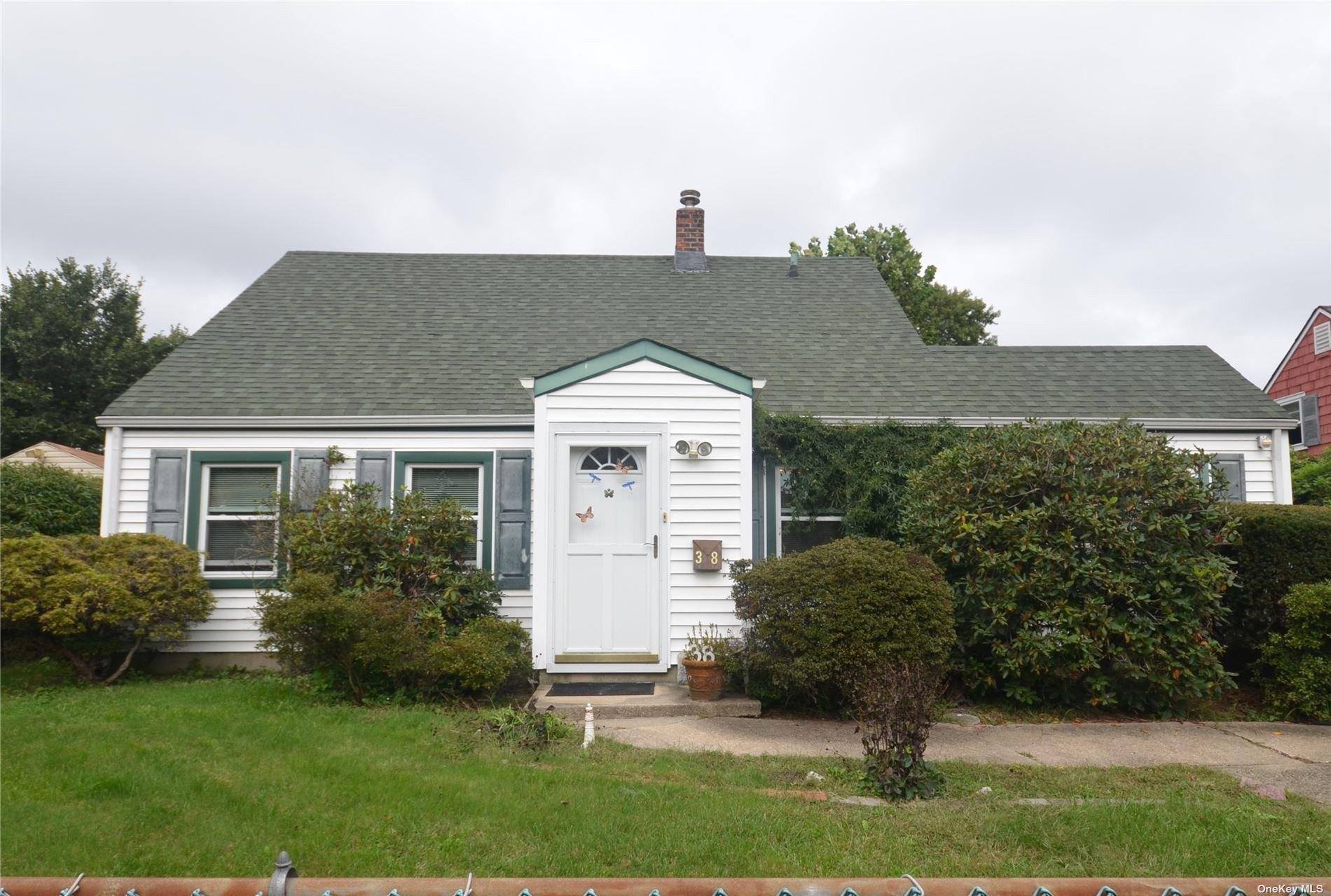 Heather Ln, Levittown, NY 11756