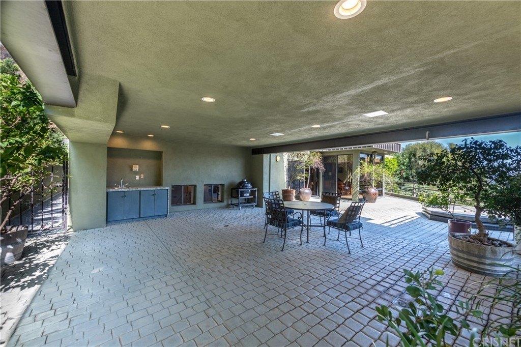 Longridge Ter, Sherman Oaks, CA 91423