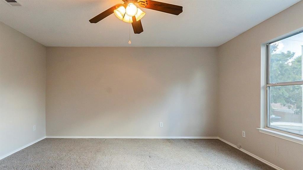 Vivian Dr, Waxahachie, TX 75165