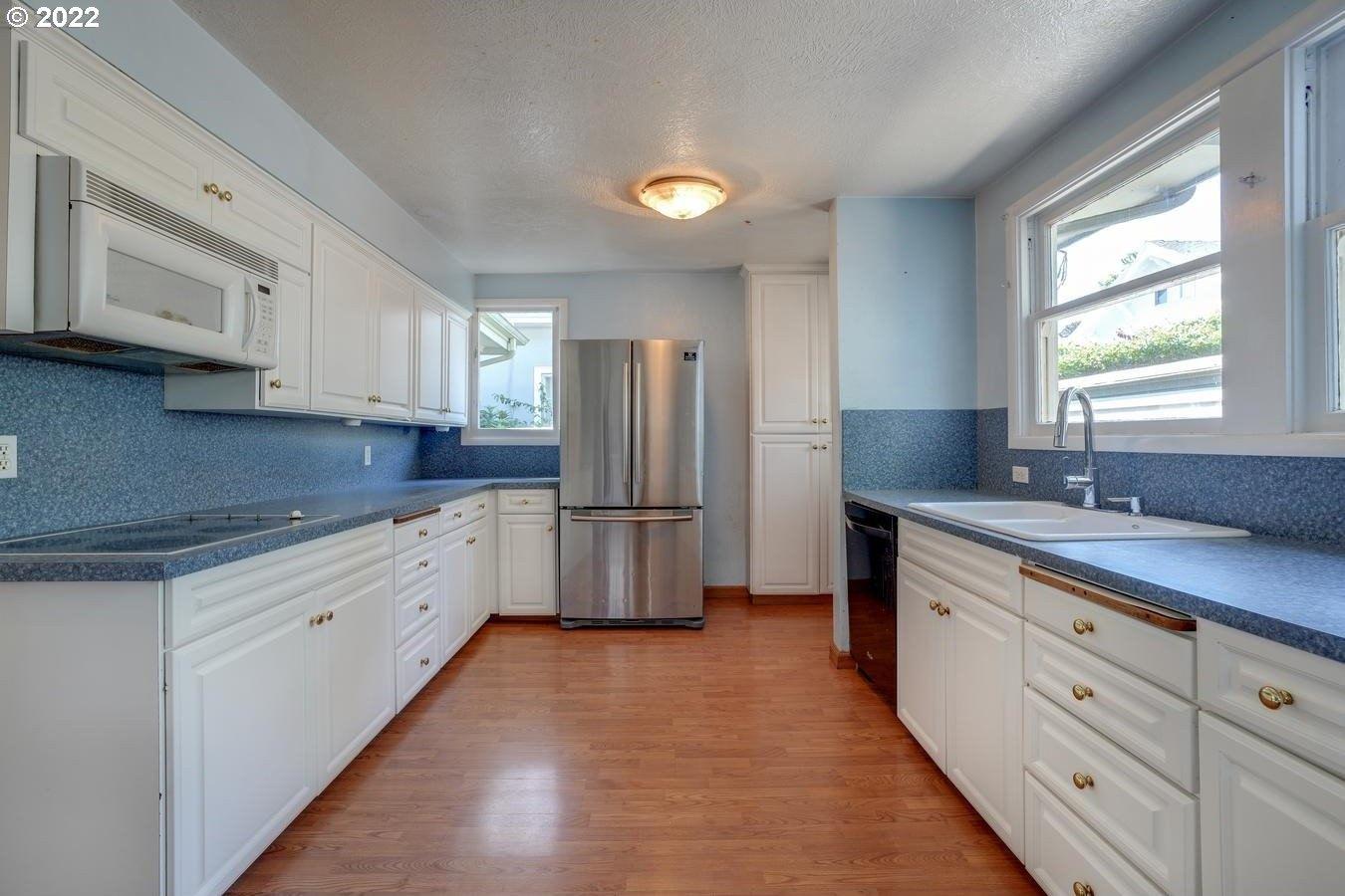Ne Davis St, Portland, OR 97232