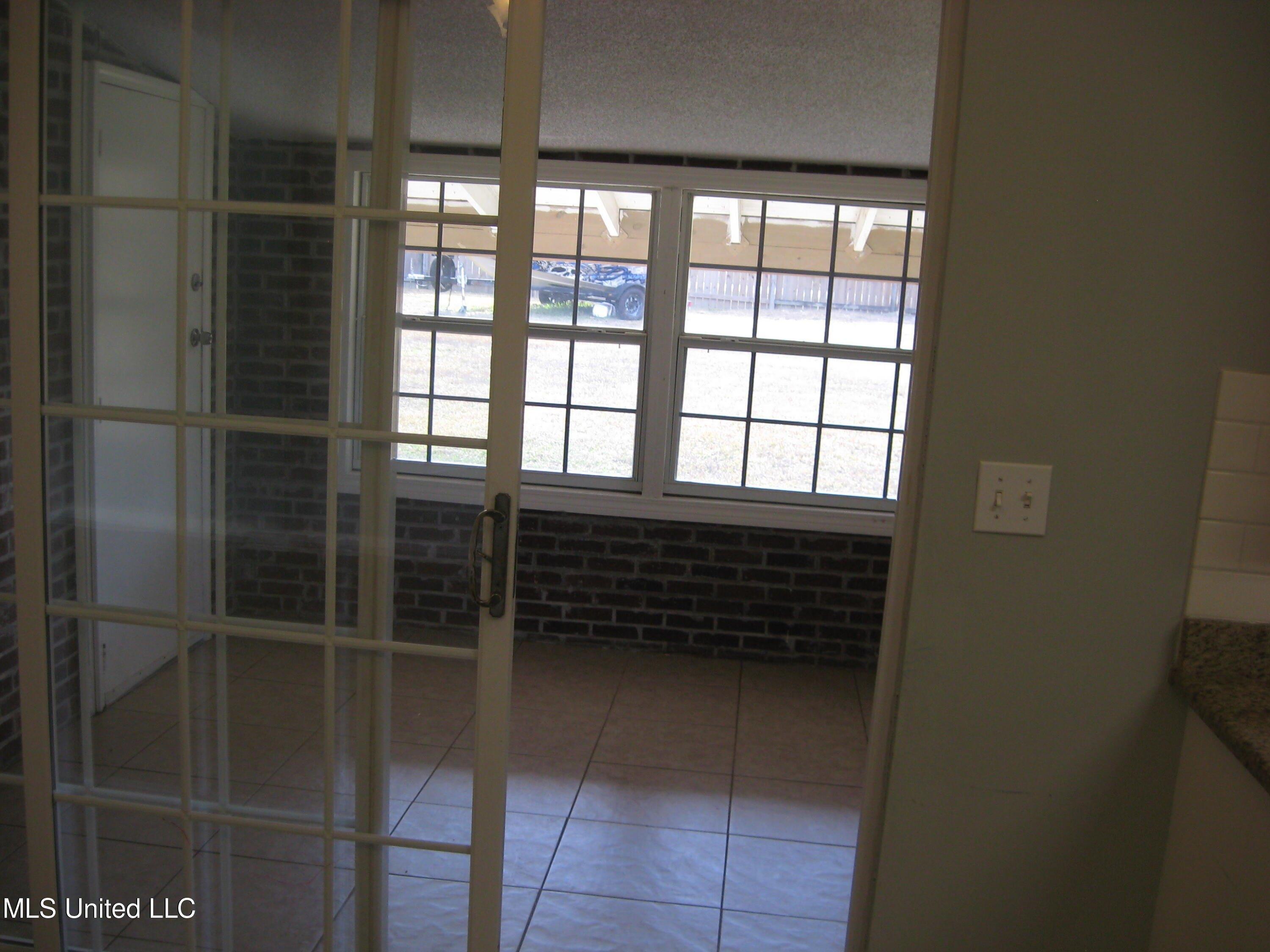 Farrington Ct, Ocean Springs, MS 39564