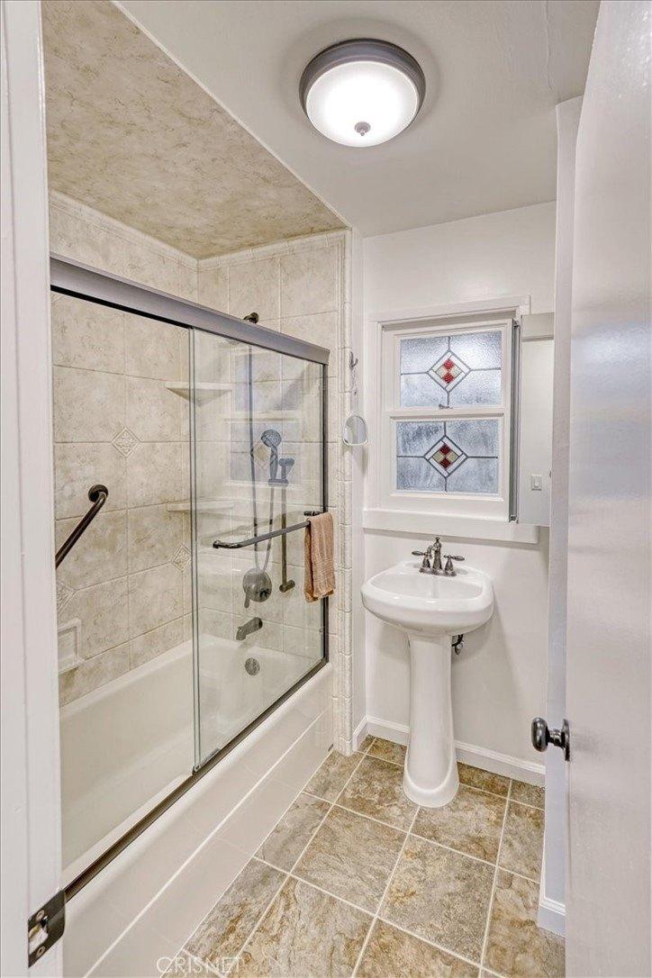 Kenwater Ave, Woodland Hills, CA 91367