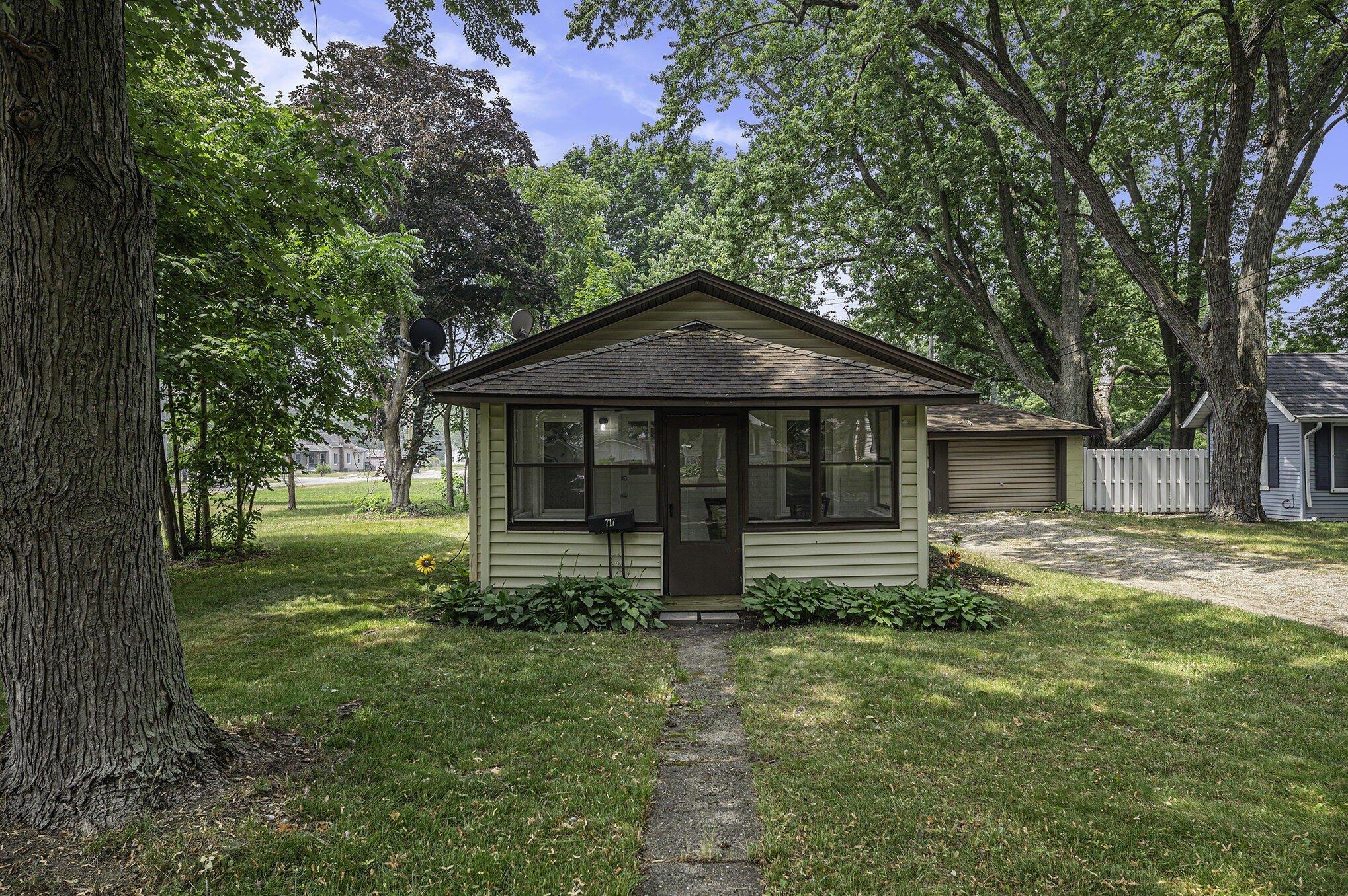 S Hooker Ave, Three Rivers, MI 49093