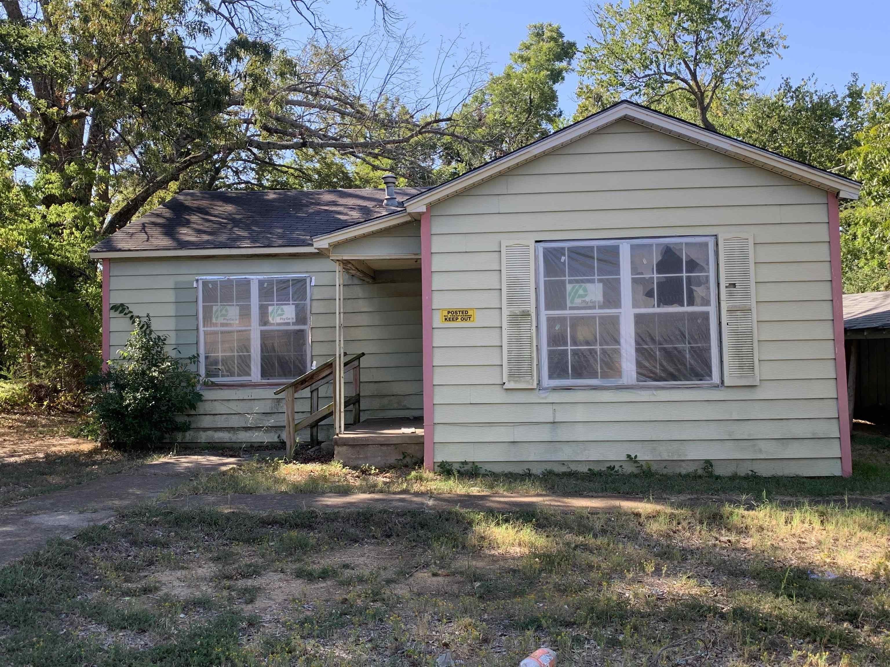 E Price St, Paris, TX 75460