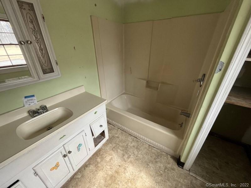 Grove Ave, Bristol, CT 06010