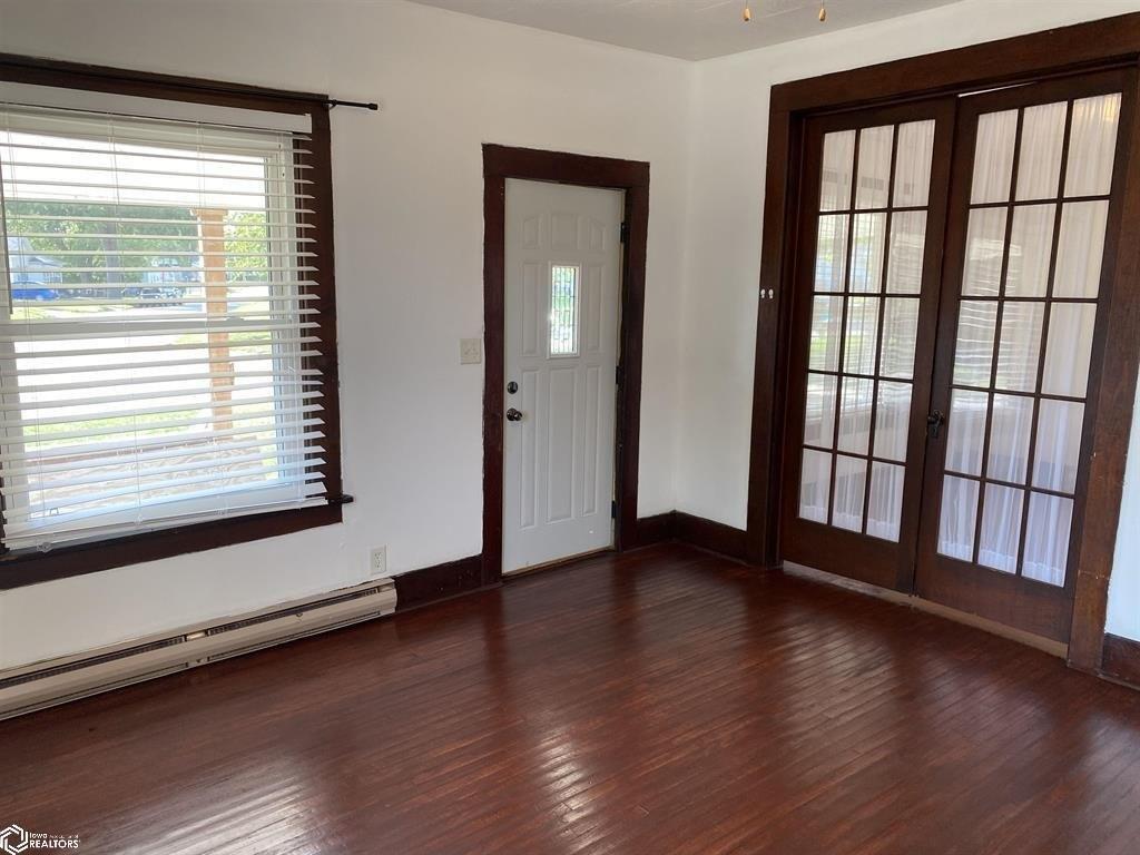 N Division St, Creston, IA 50801