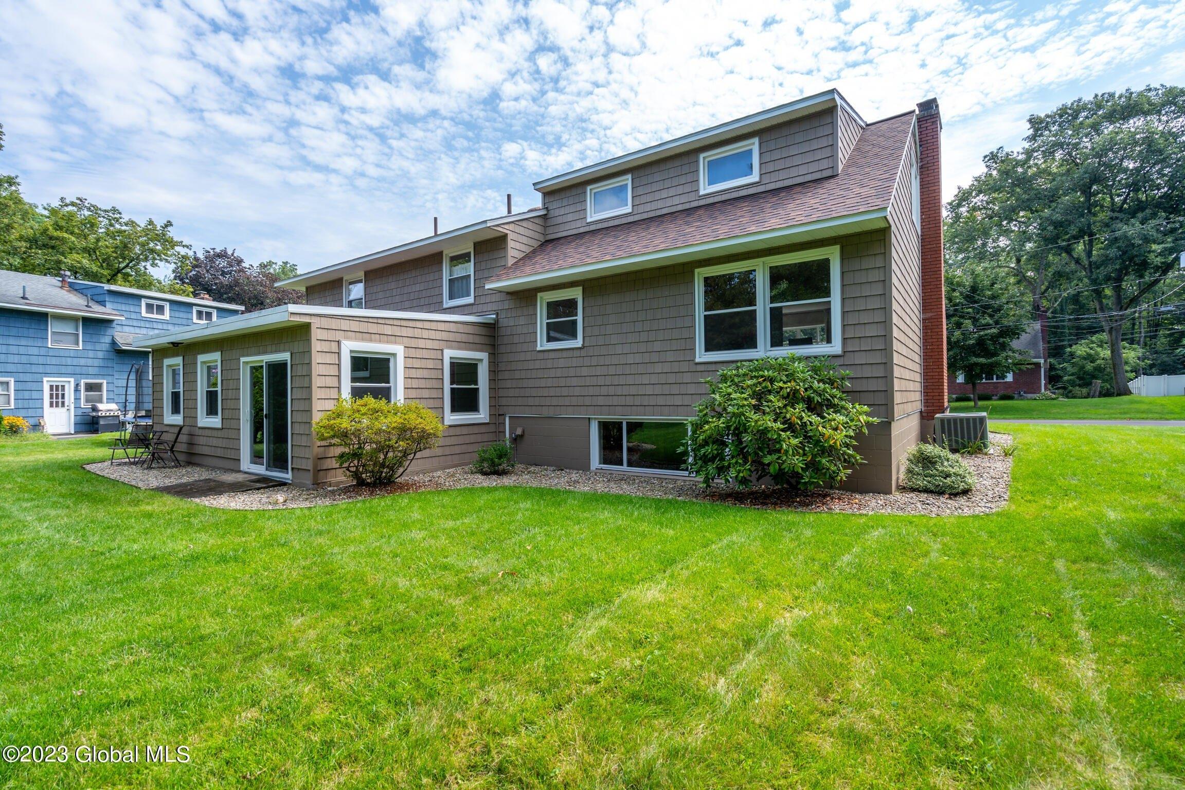 Manas Dr, Schenectady, NY 12303