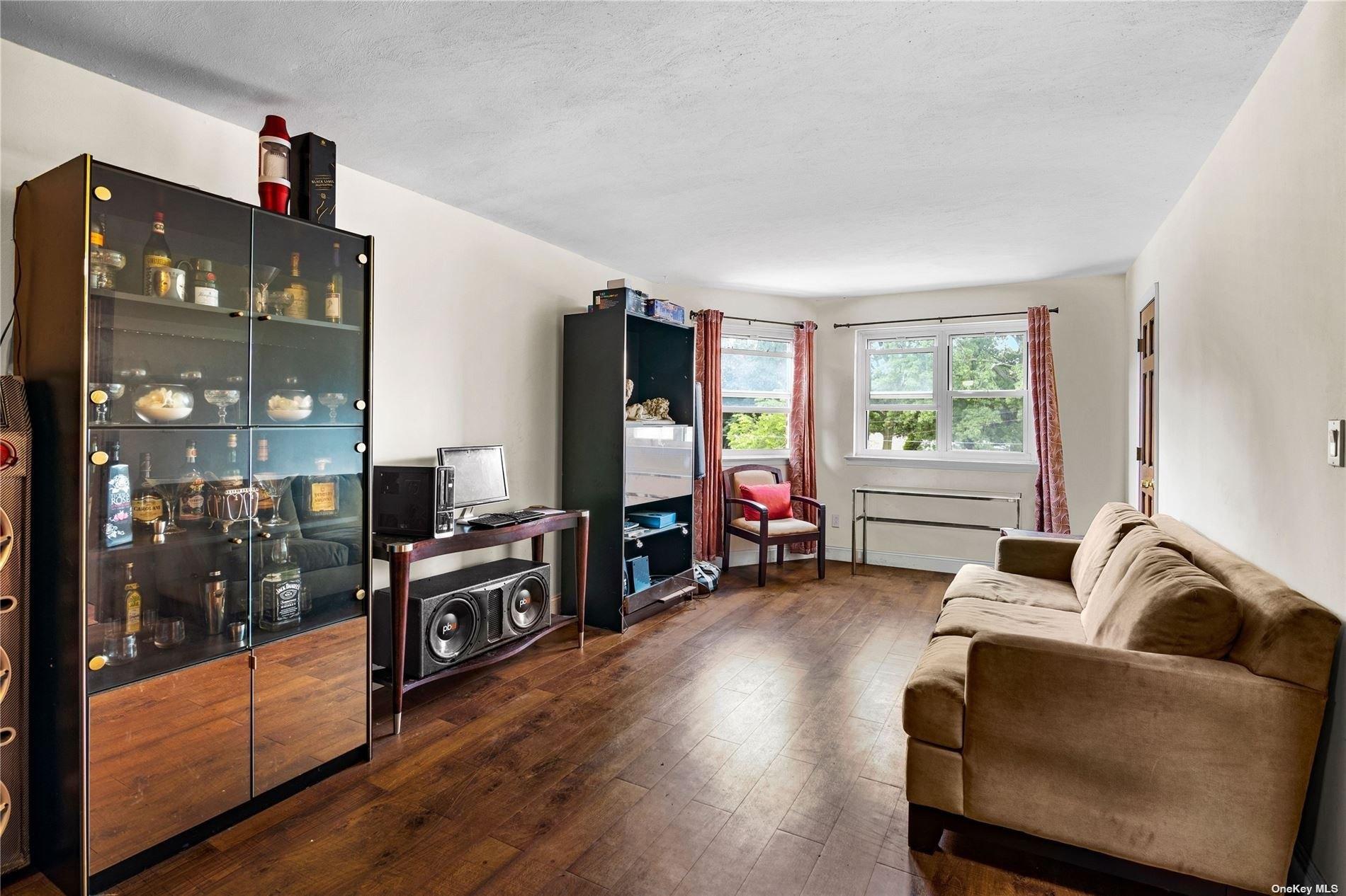 Cypress Ave, Glendale, NY 11385