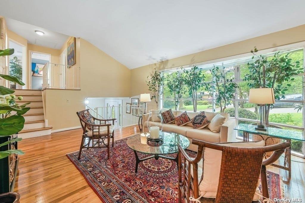 Biscayne Dr, Huntington, NY 11743