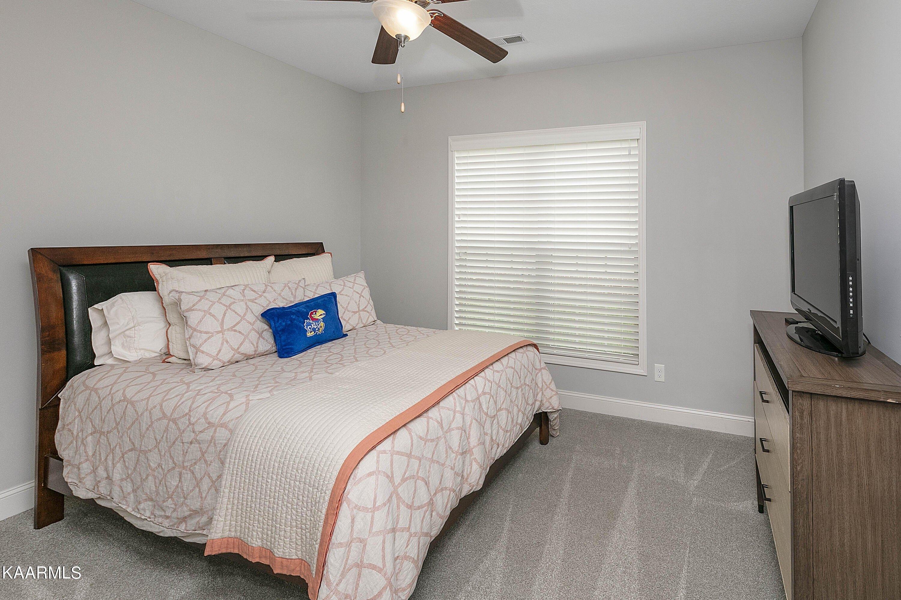 Sandburg Ln, Knoxville, TN 37922