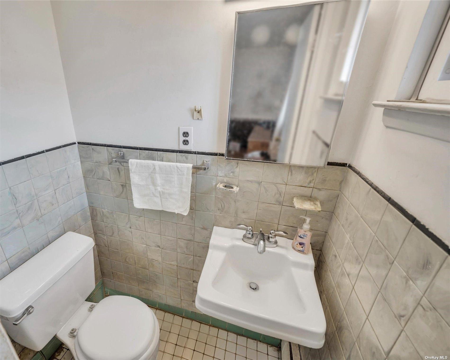 Kenwood Dr, Bohemia, NY 11716