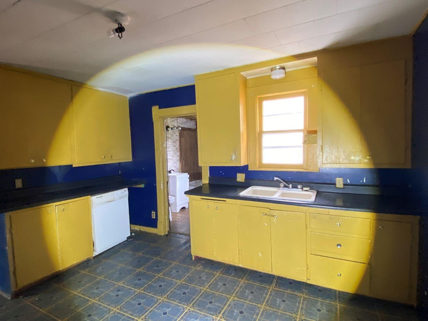 N Center St, Willow Springs, MO 65793