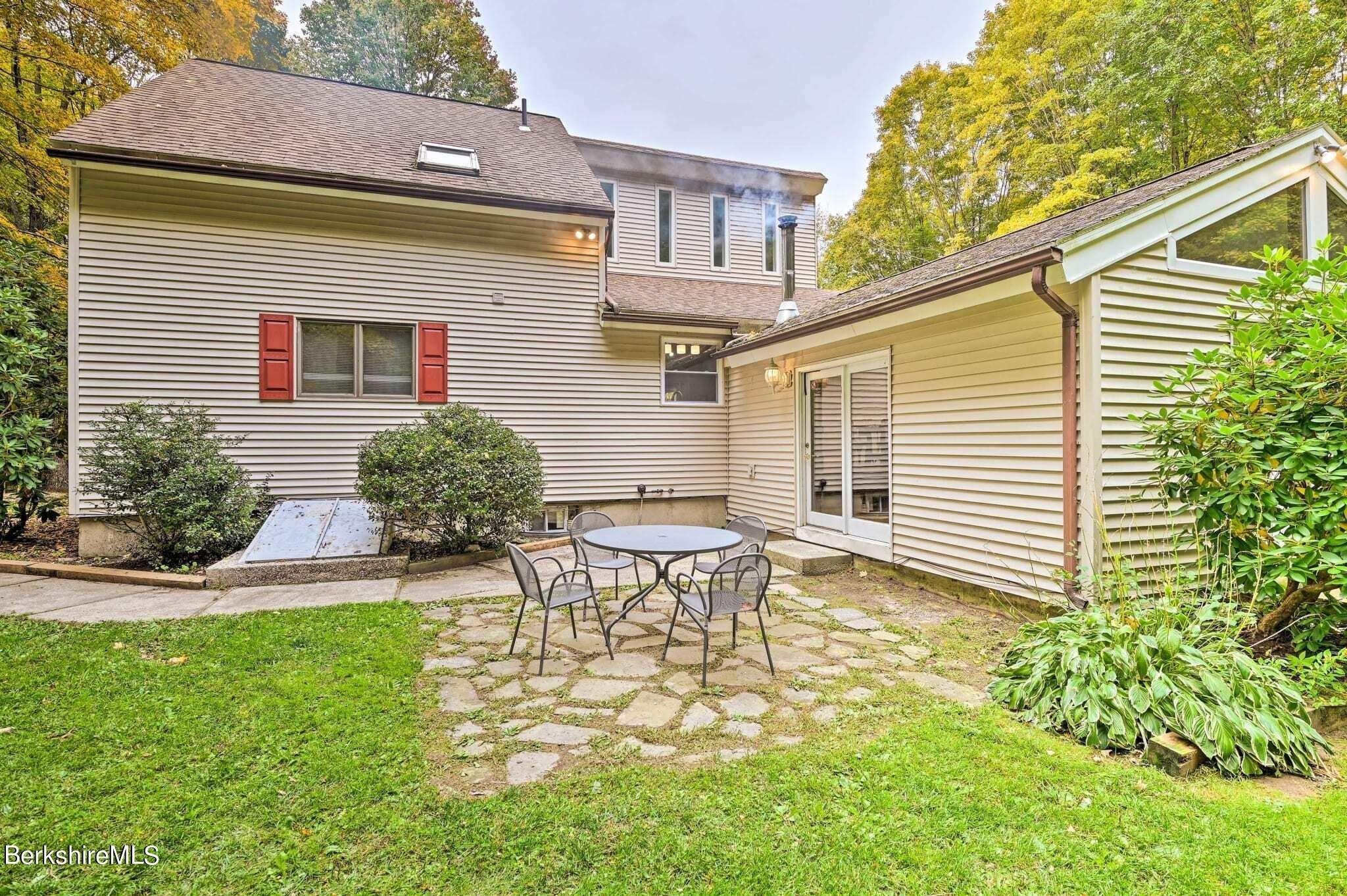Victoria Ln, Lanesborough, MA 01237