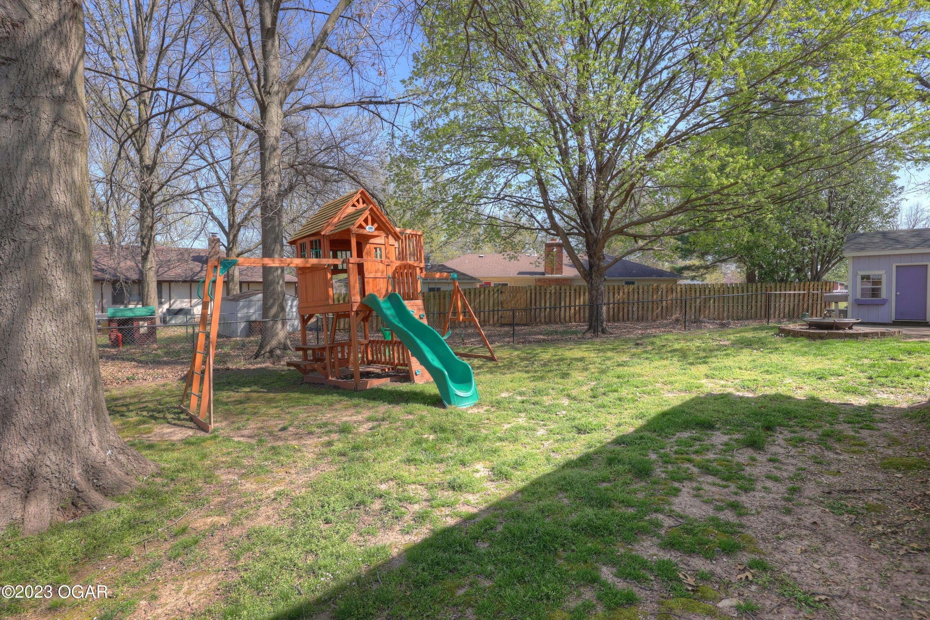 Pearl St, Carthage, MO 64836