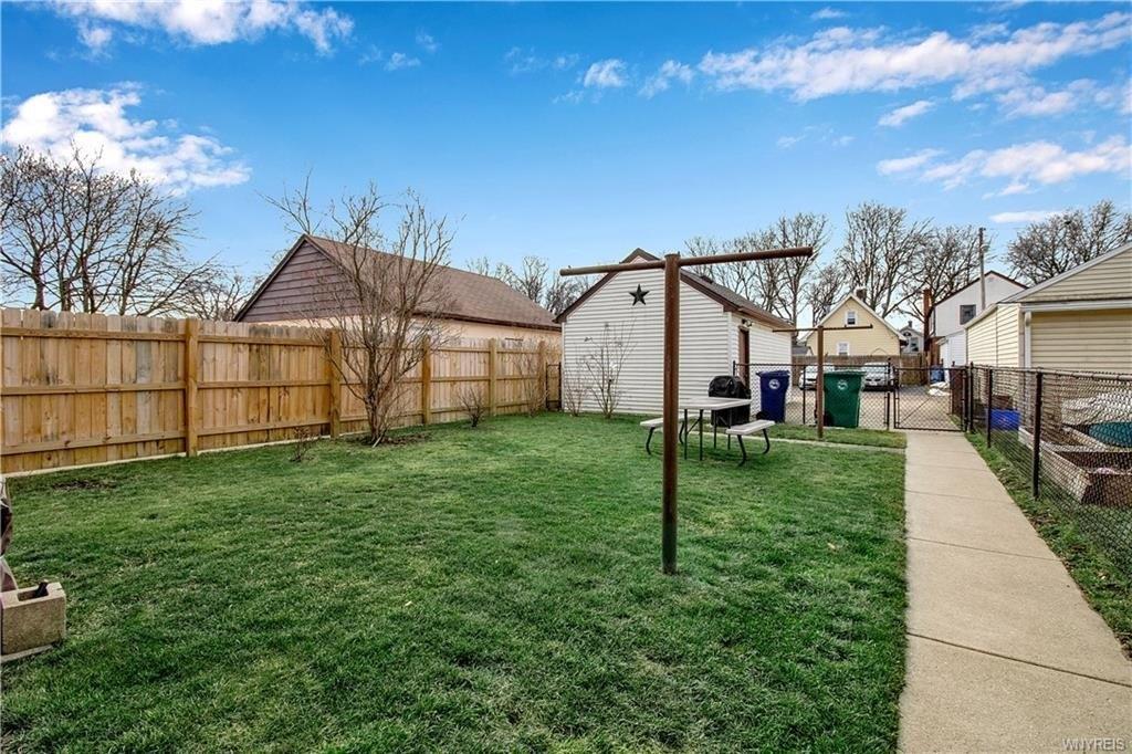 Linwood Ave, Niagara Falls, NY 14305
