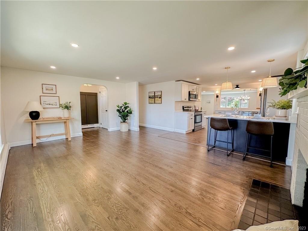 Vernon St, Manchester, CT 06042