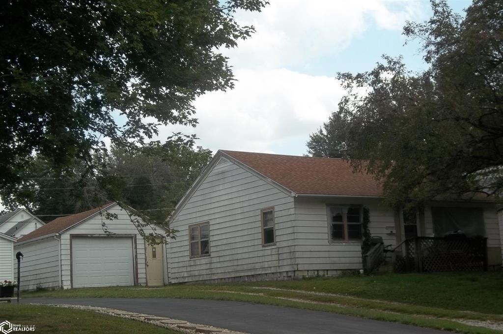 N Spruce St, Creston, IA 50801