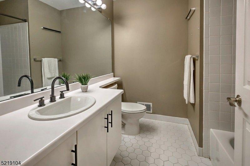 Clark Ct, Basking Ridge, NJ 07920