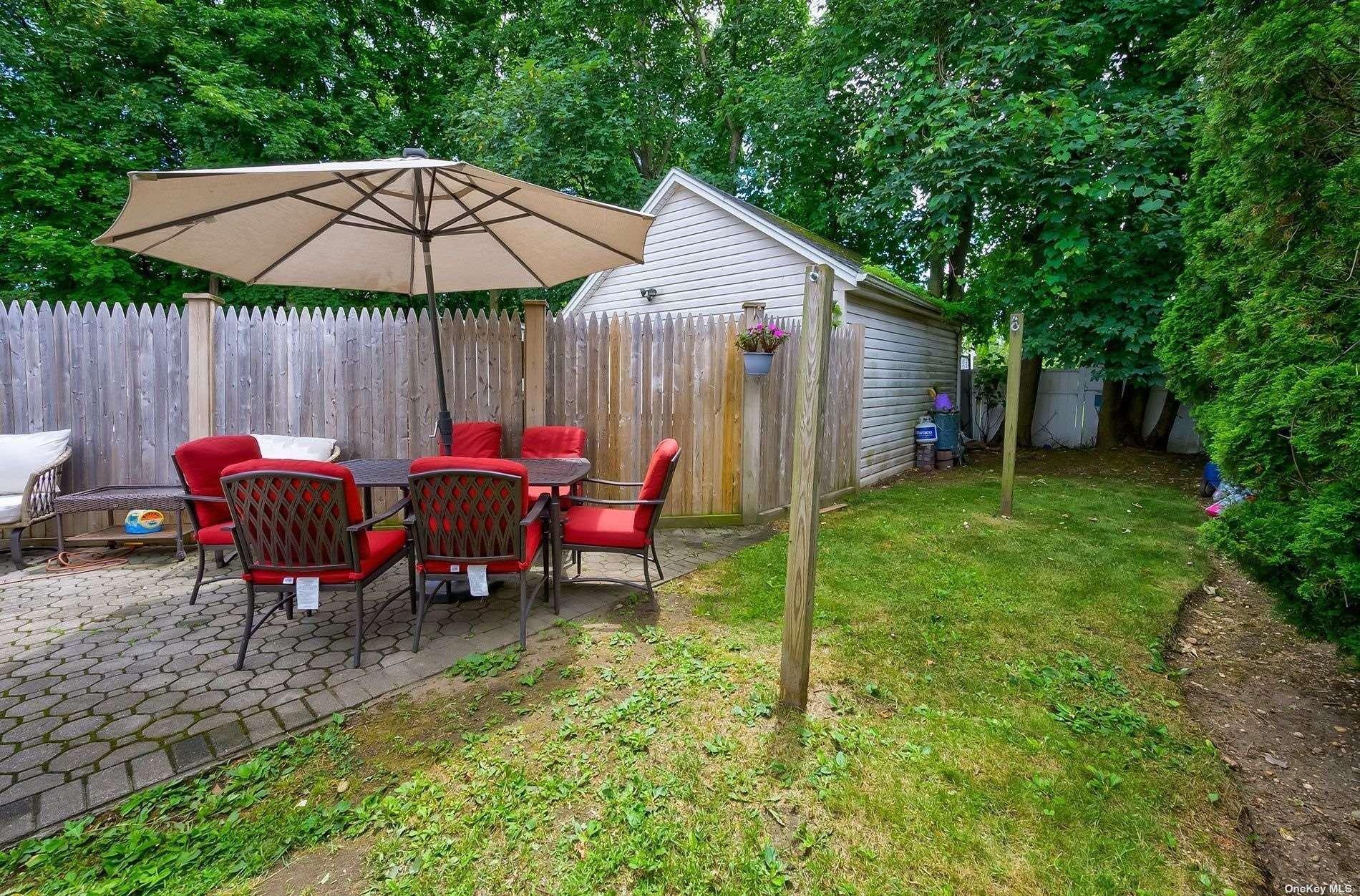 9th St, Hicksville, NY 11801