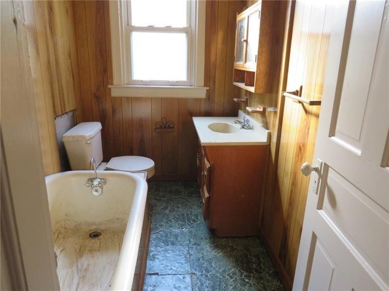 Rosamond St, Mc Kees Rocks, PA 15136