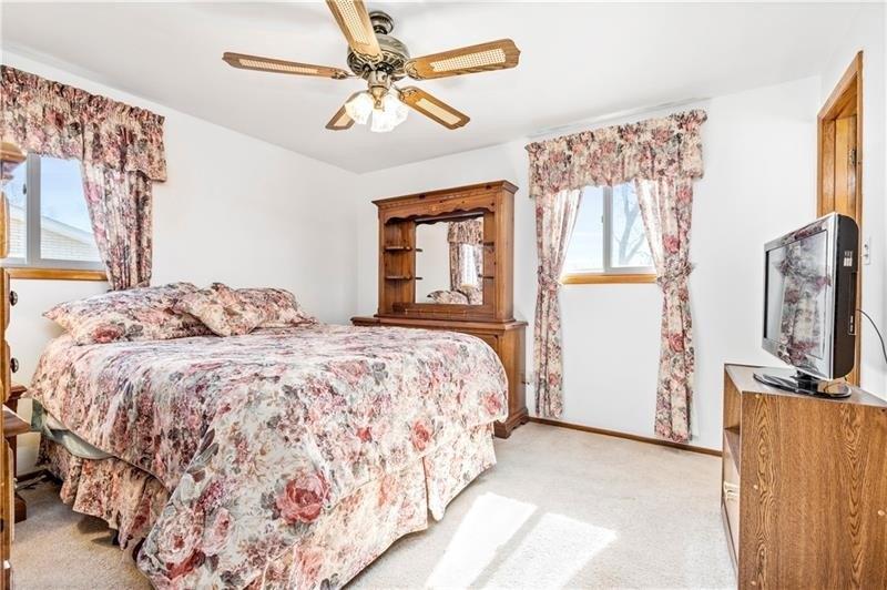 Carolina Dr, Oakdale, PA 15071