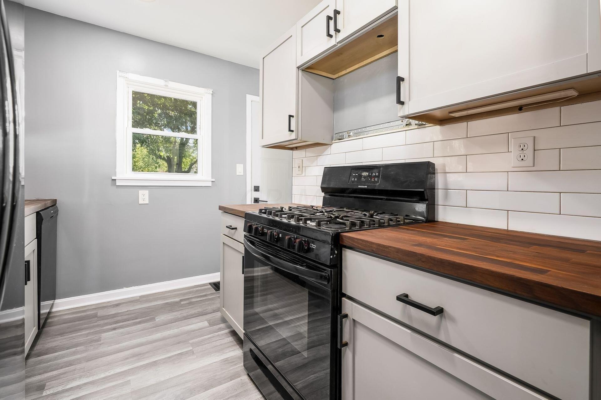 Azelda St, Columbus, OH 43211