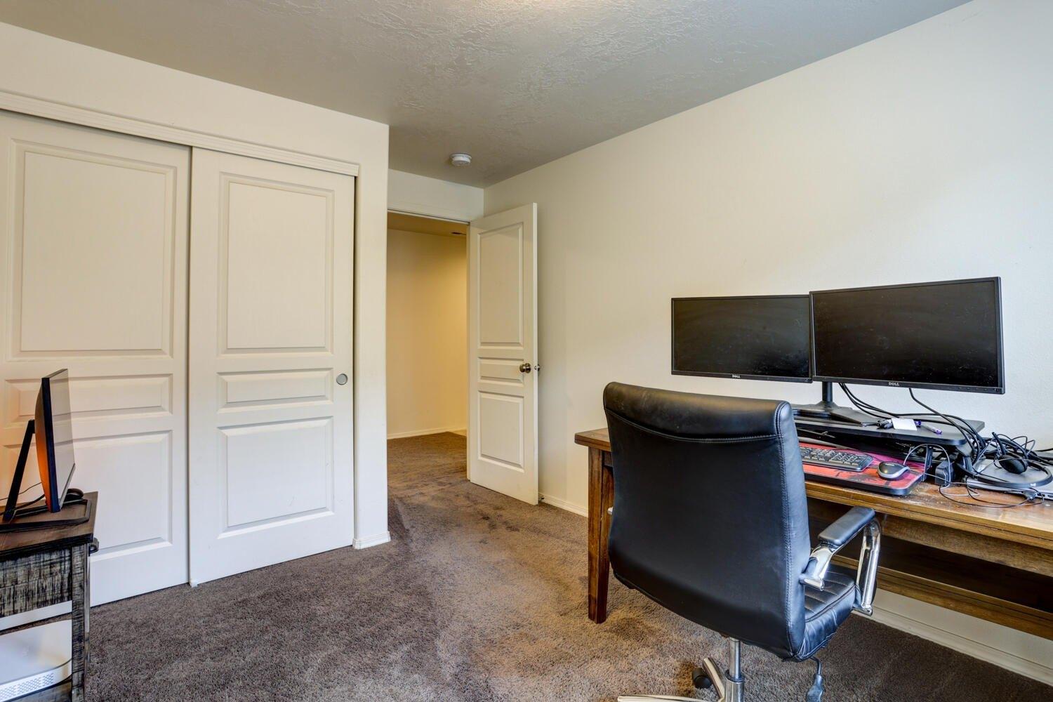 Ne Redwood Ave, Redmond, OR 97756