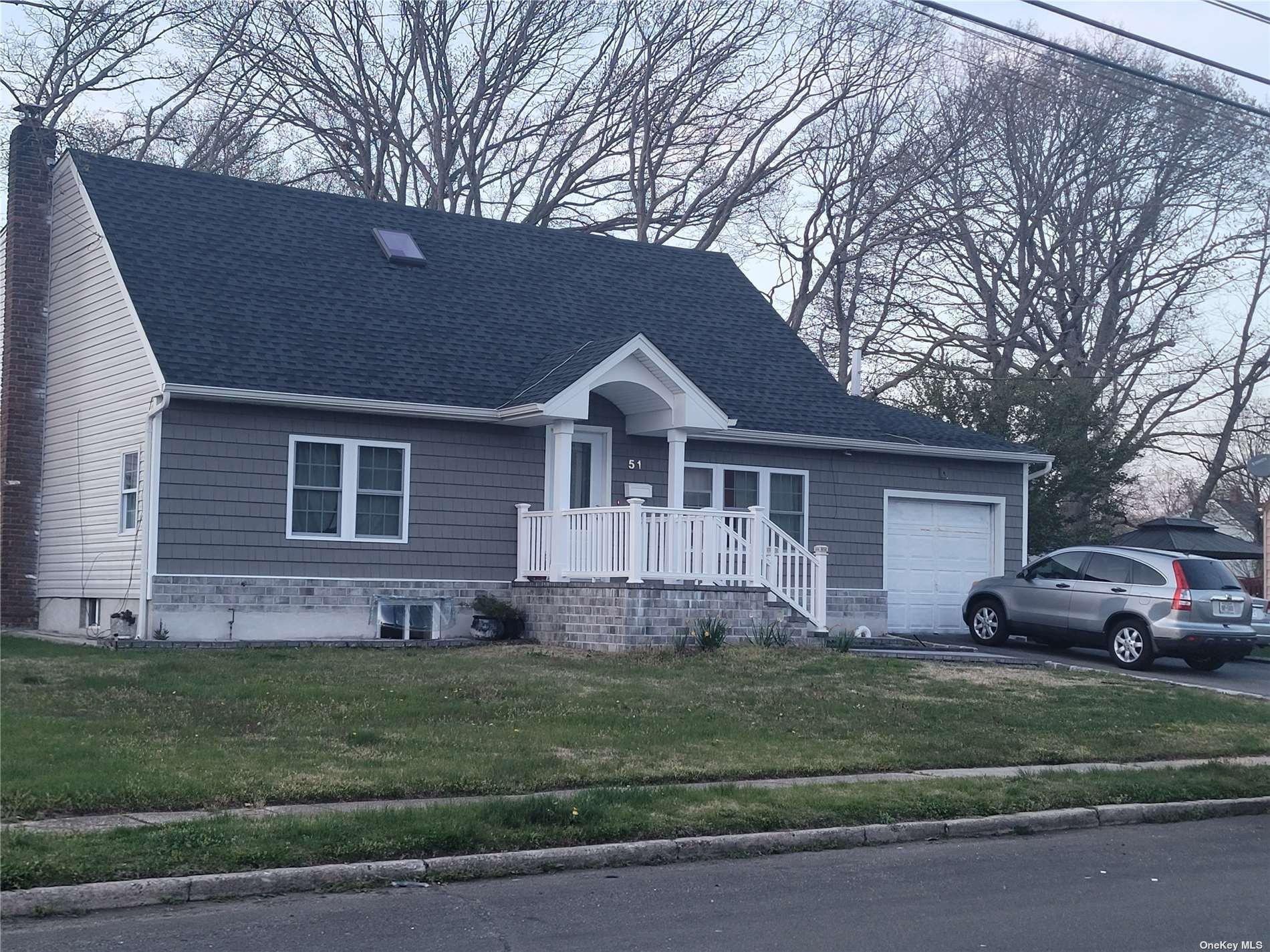 Ronald Dr N, Amityville, NY 11701