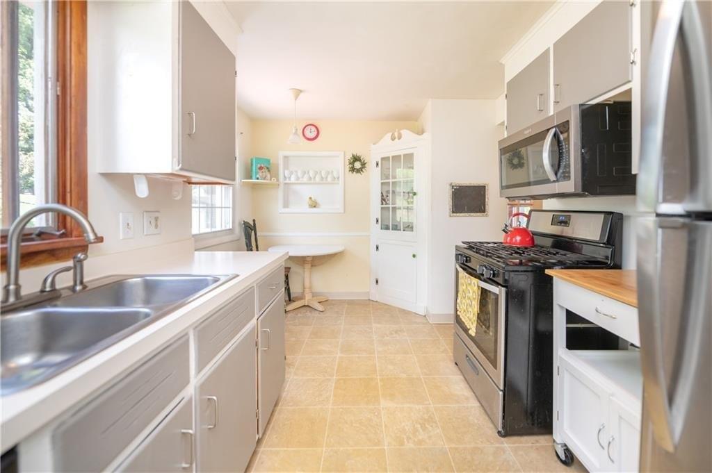 Sandalwood Dr, Rochester, NY 14616