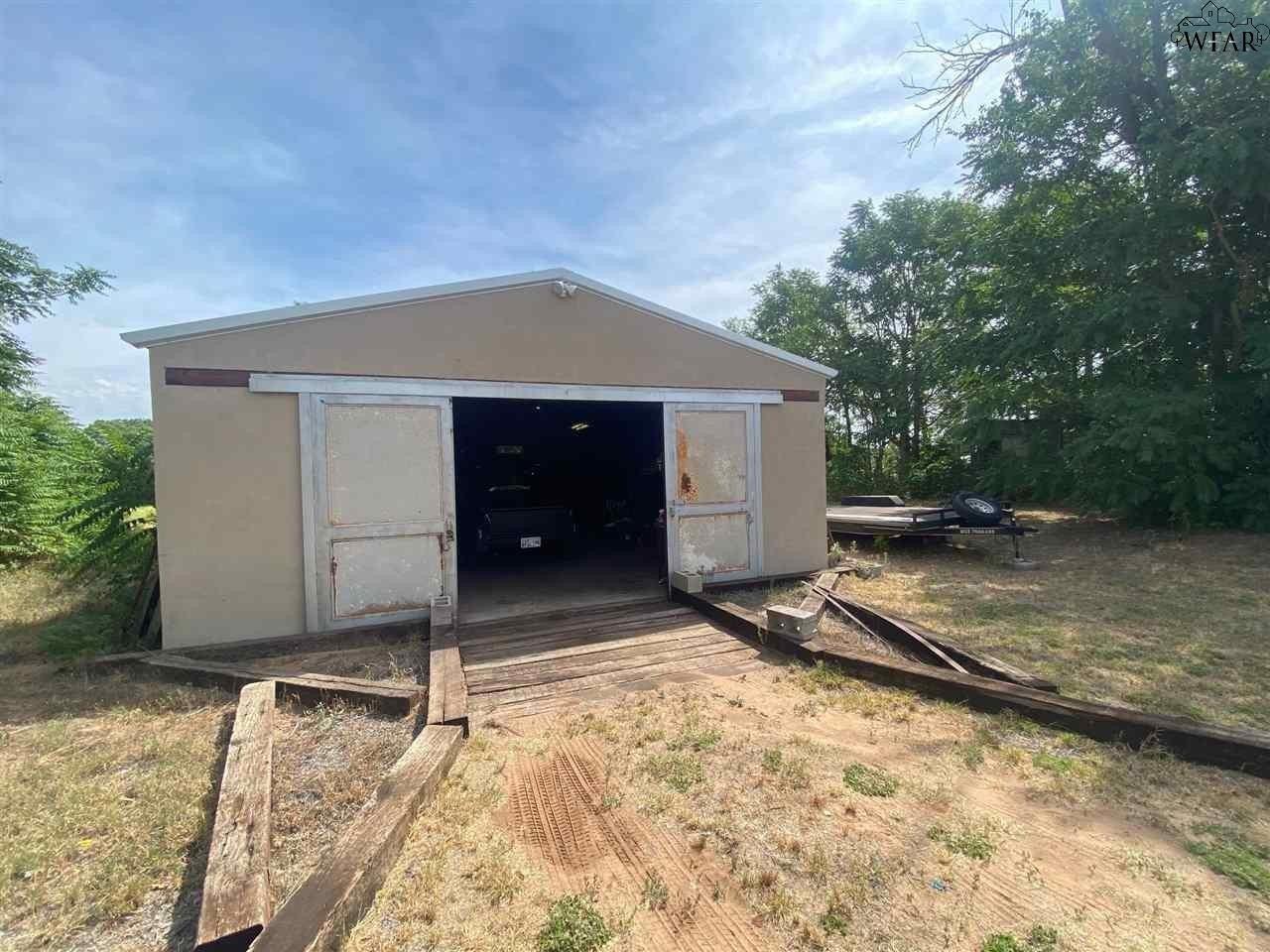 E 3rd St, Burkburnett, TX 76354