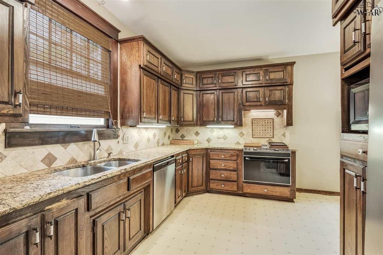 Pembroke Ln, Wichita Falls, TX 76301