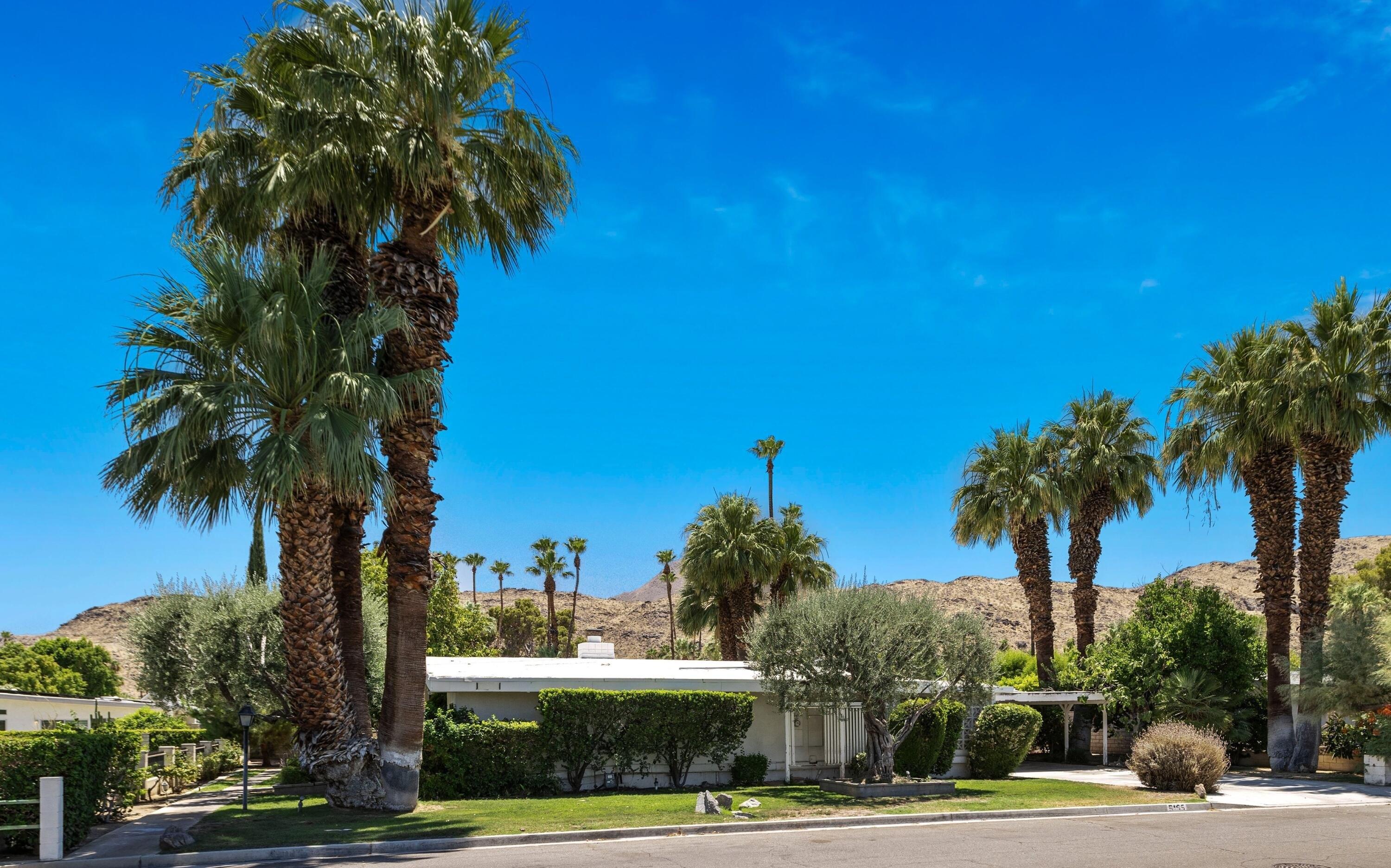 E Bobolink Ln, Palm Springs, CA 92264