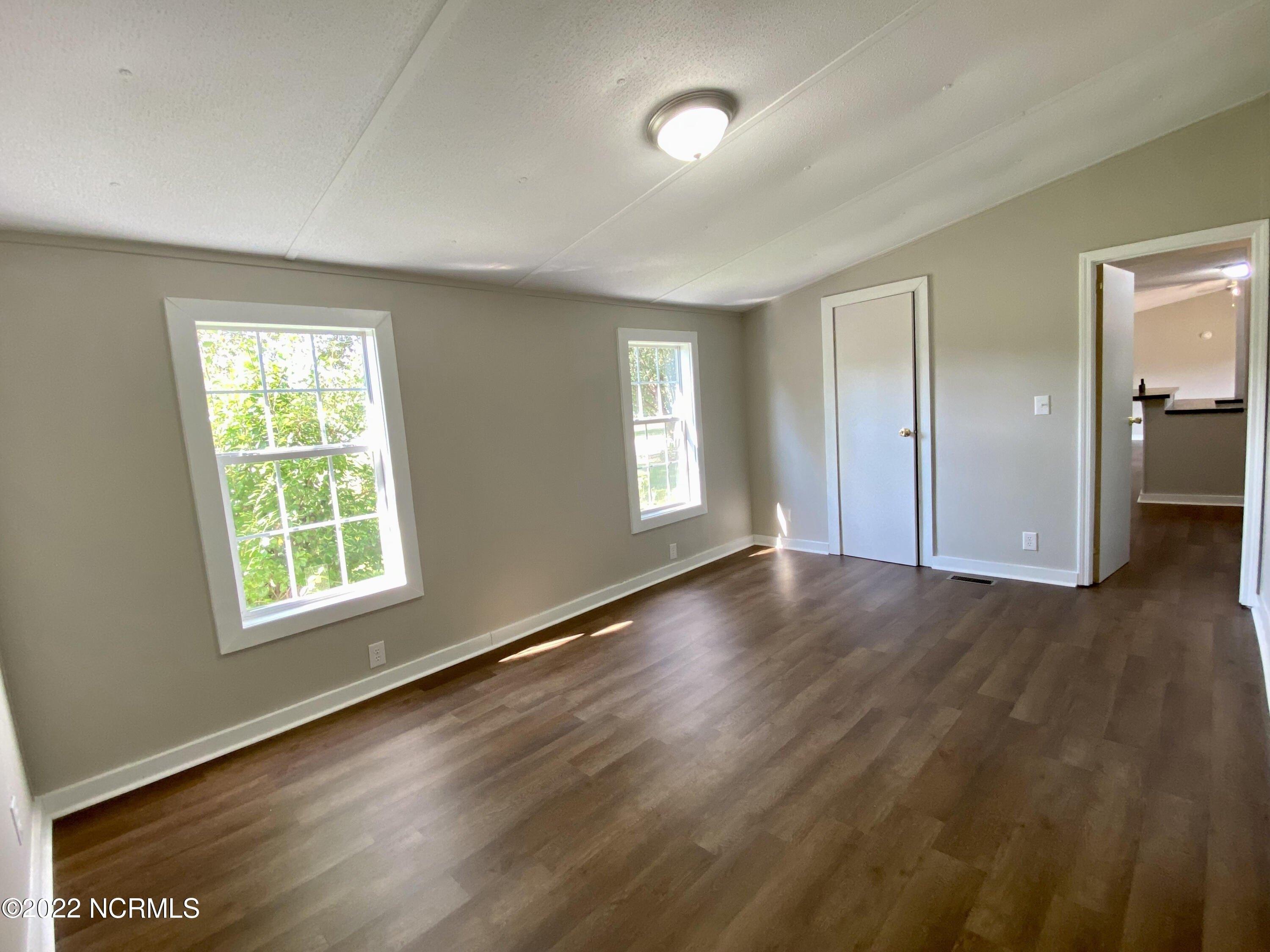 Edgewater Ln, Richlands, NC 28574