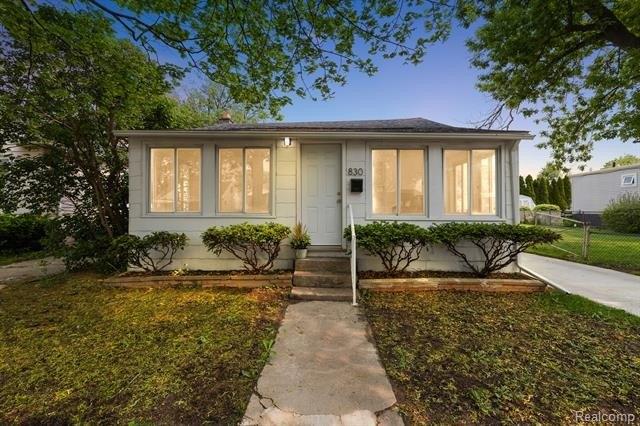 White Ave, Lincoln Park, MI 48146