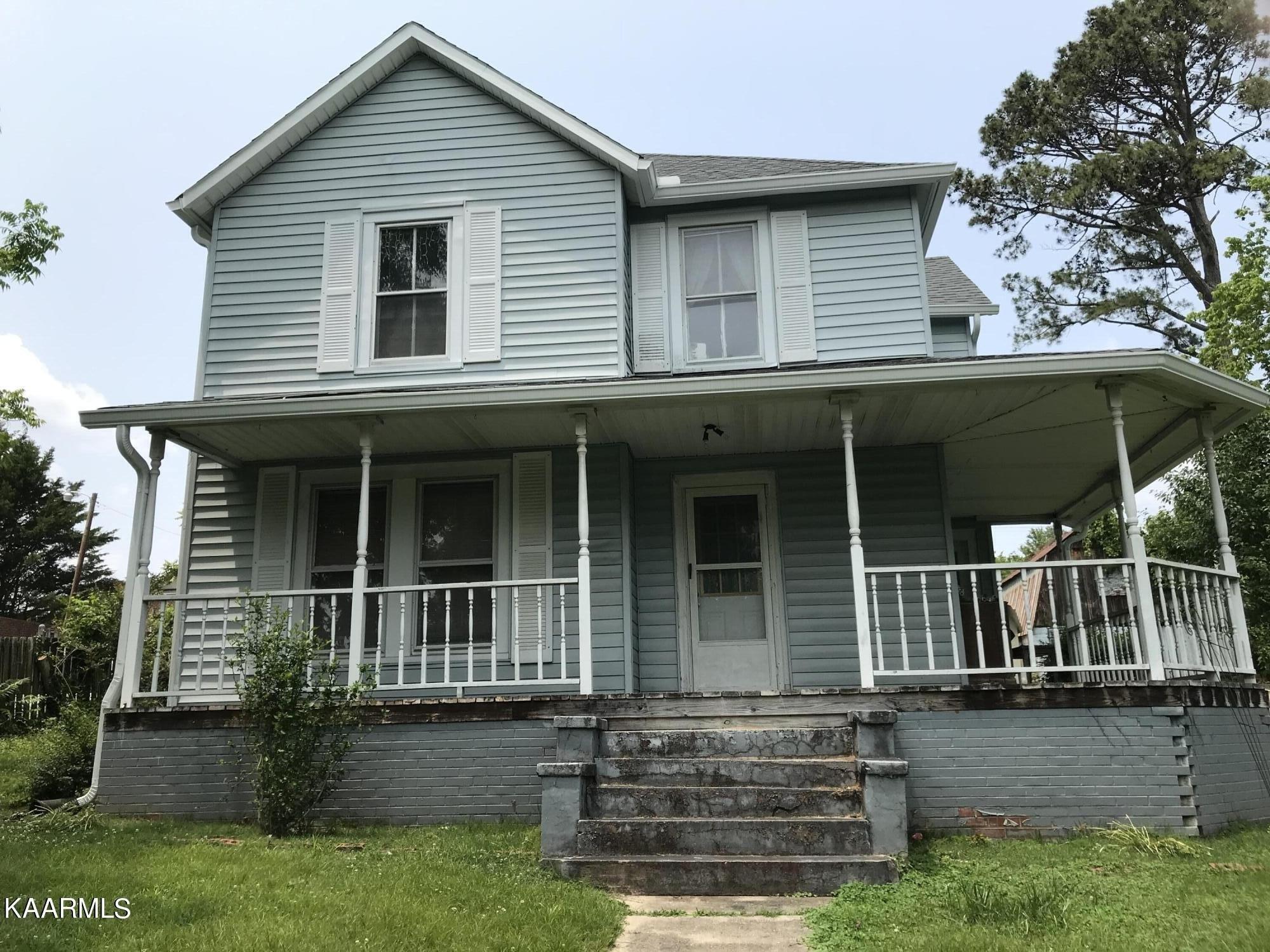 Howard St, Clinton, TN 37716