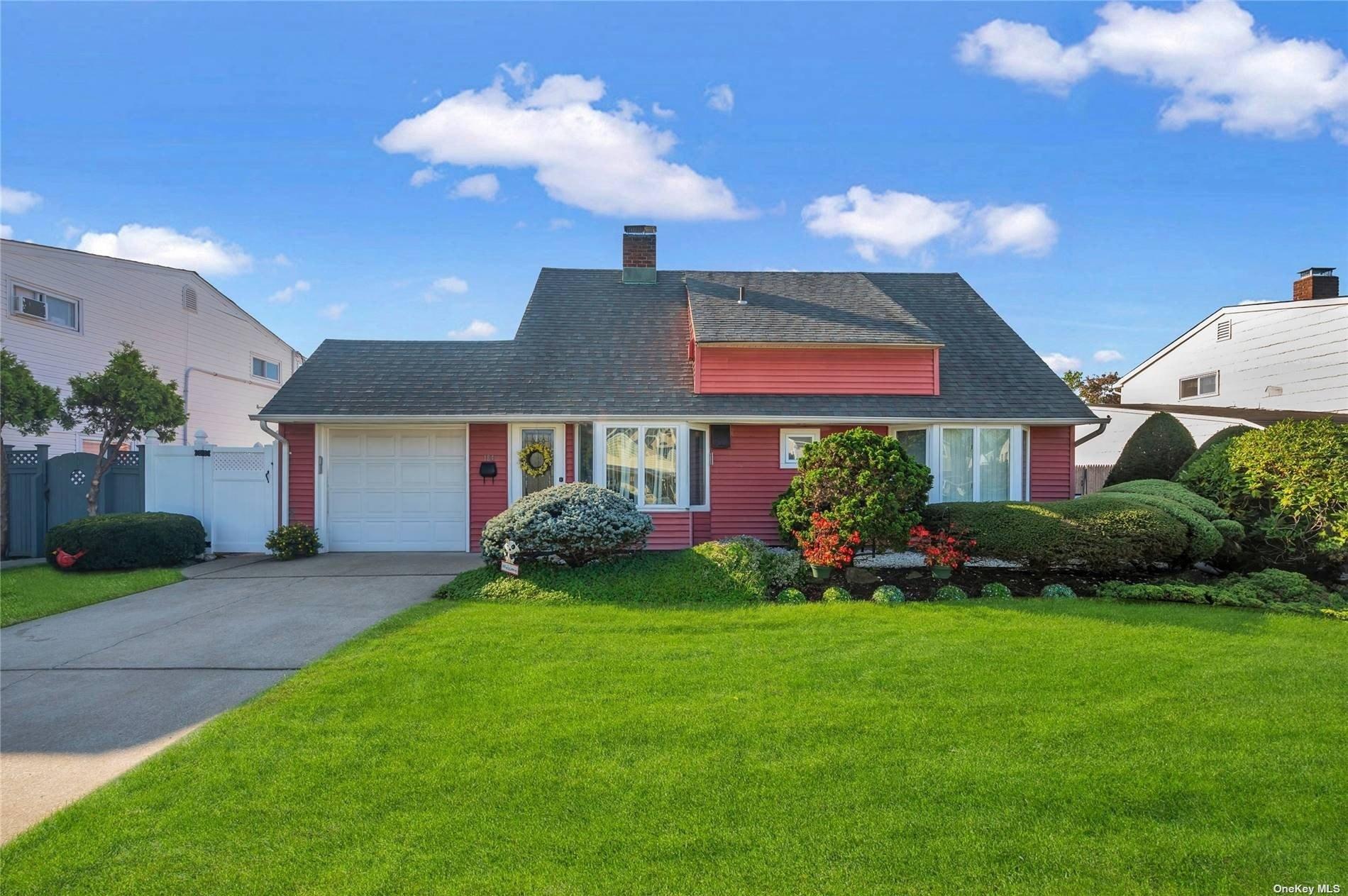 Blueberry Ln, Hicksville, NY 11801
