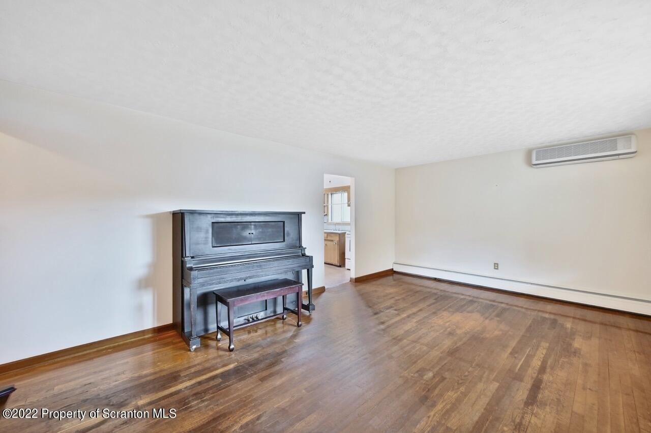 Laurel Ave, Moosic, PA 18507