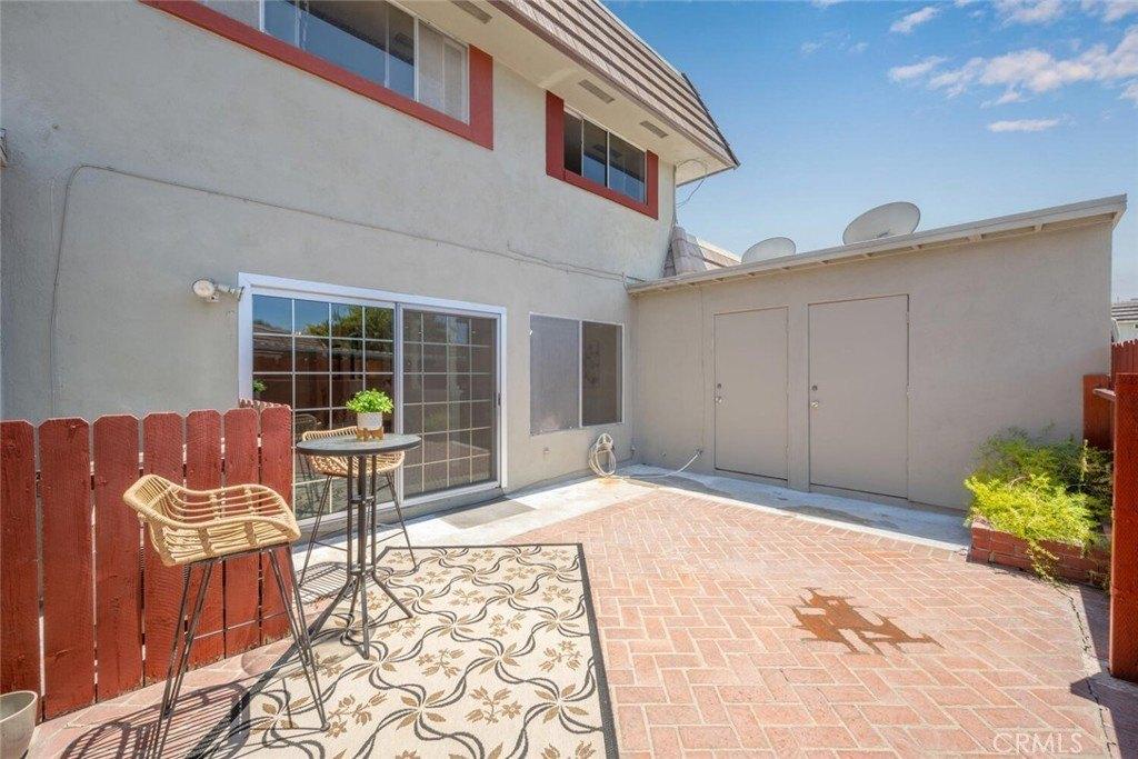 Larwin Ave, Cypress, CA 90630