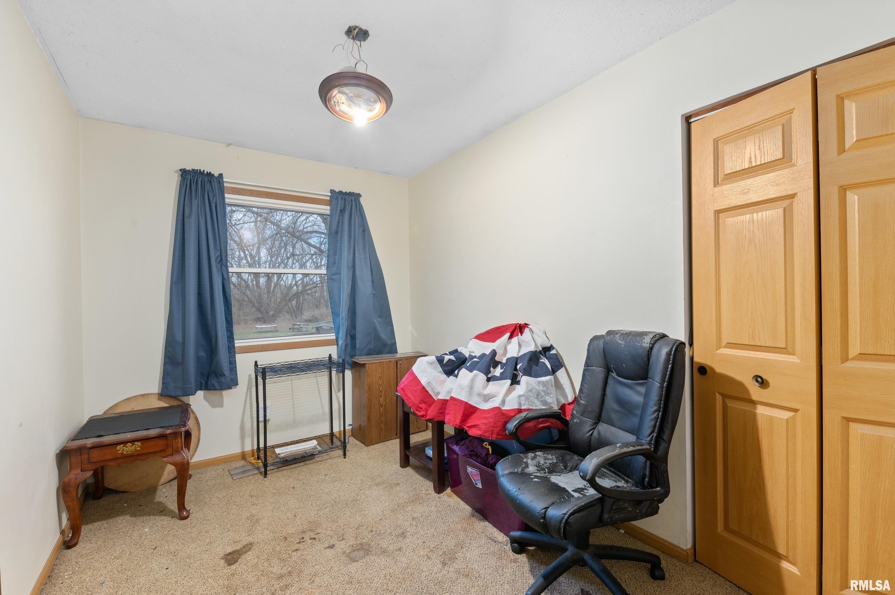 Hillandale Rd, Davenport, IA 52806