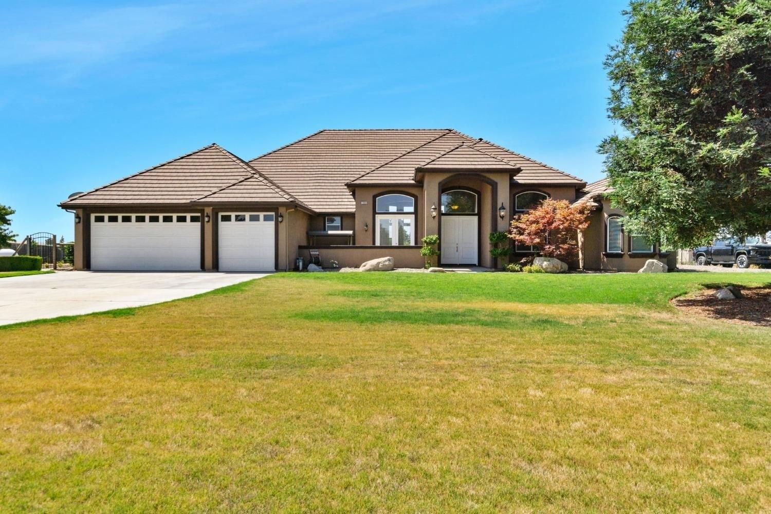 E Falcon Meadow Ln, Clovis, CA 93619
