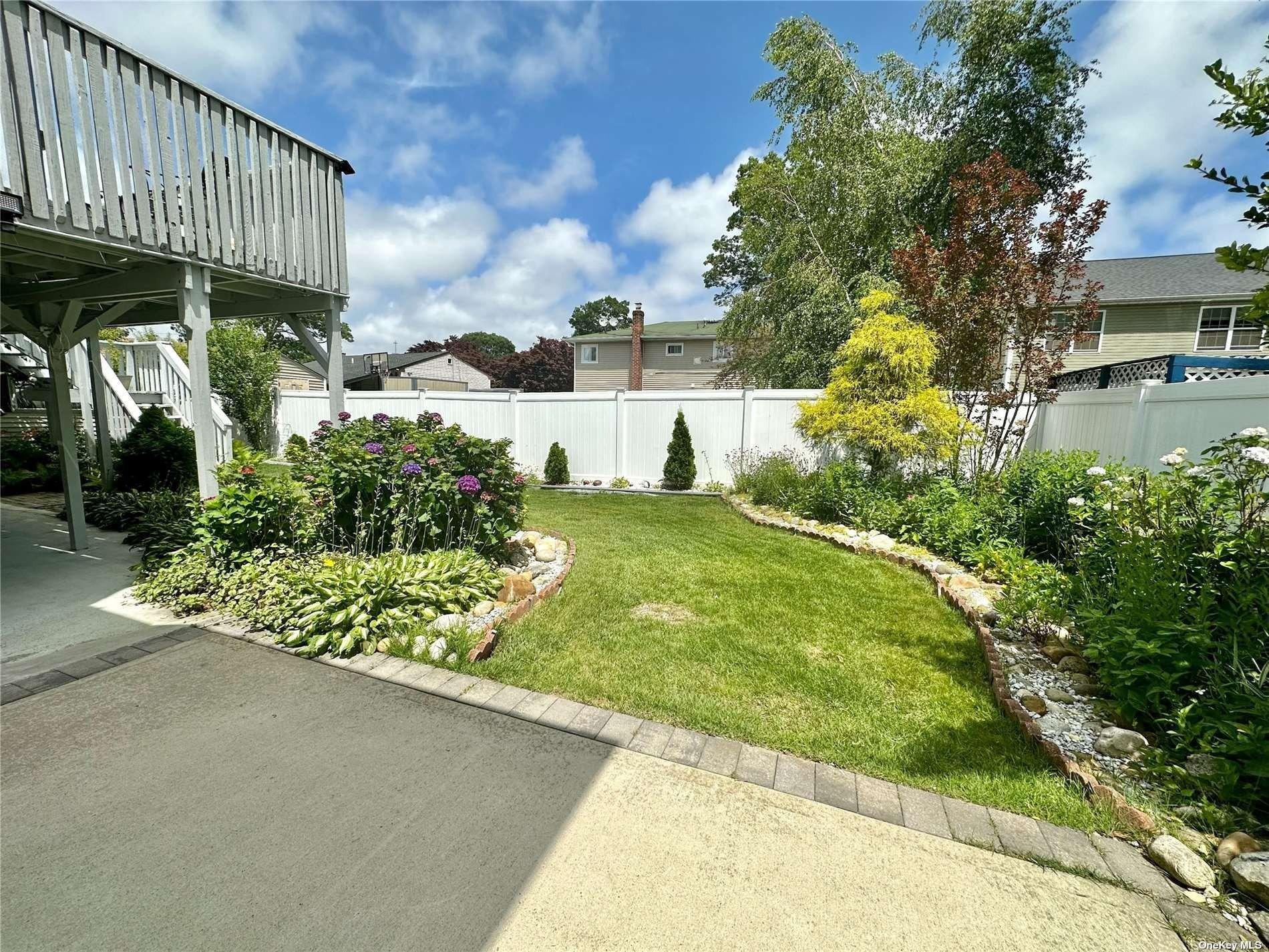 Molloy St, Copiague, NY 11726