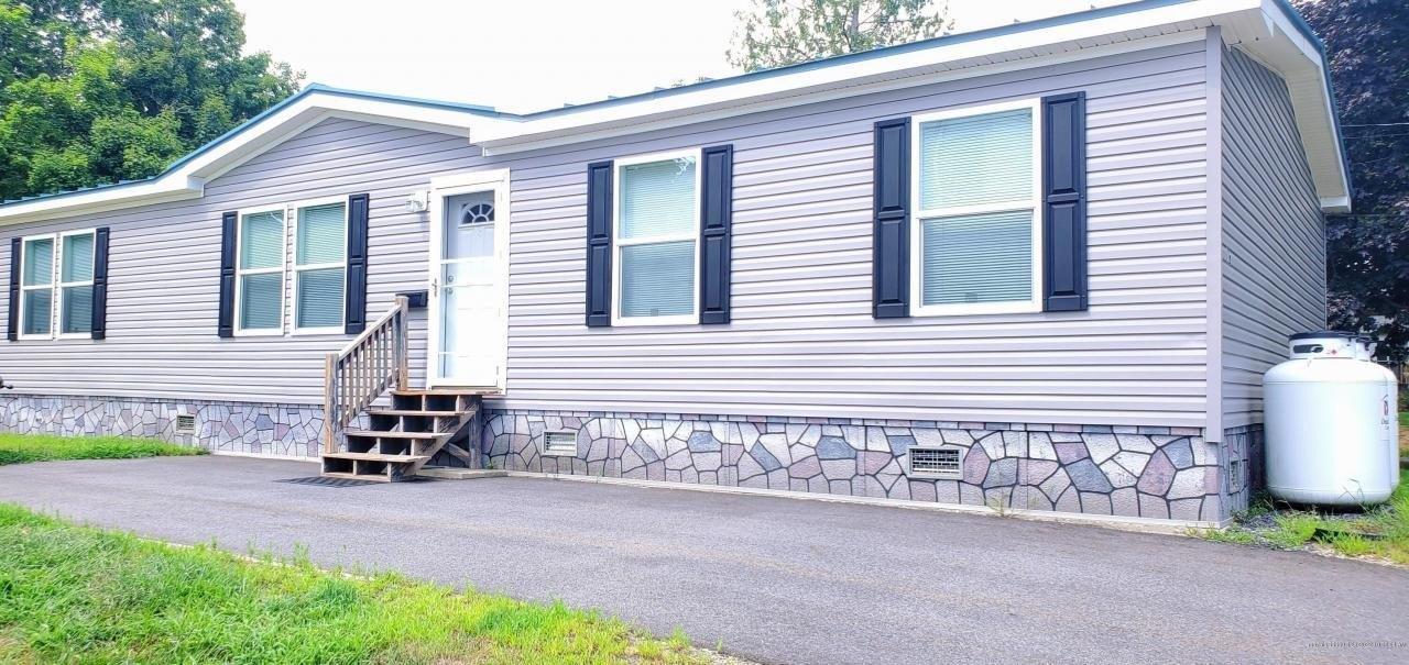 W Pleasant St, Oakland, ME 04963