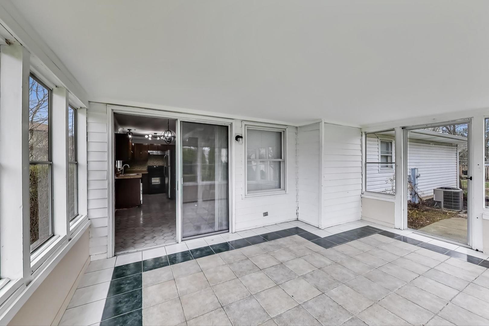 Arrowwood Ct, Aurora, IL 60504