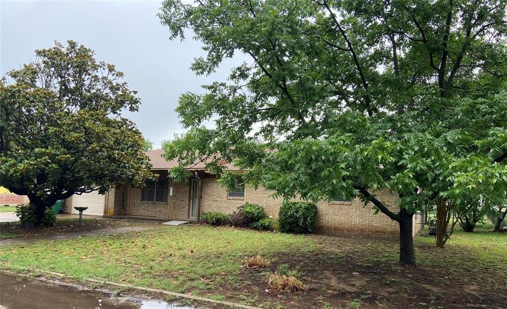 N Victor St, Comanche, TX 76442
