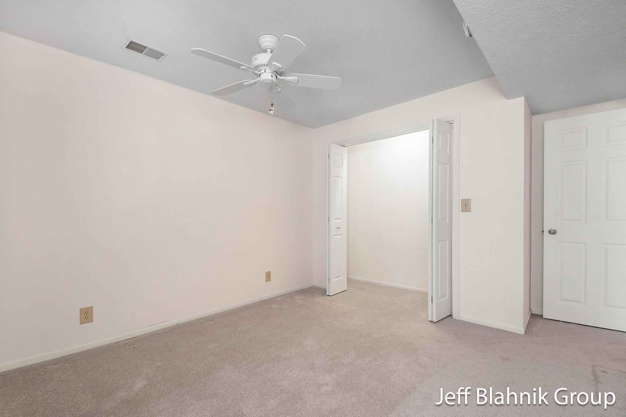 Skyline Cir Nw, Grand Rapids, MI 49504
